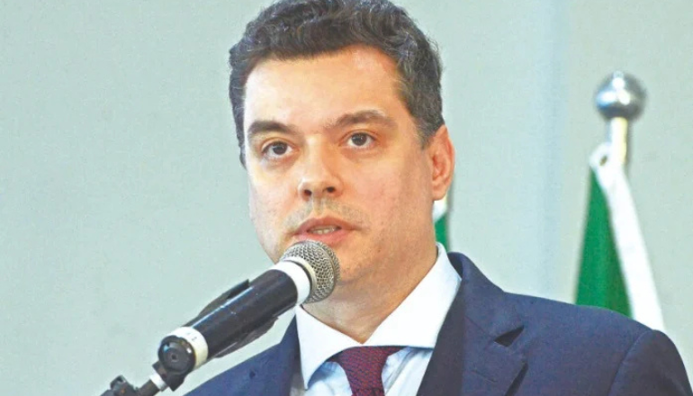 Walter Alves embarca para missão do Consórcio Nordeste no Oriente Médio