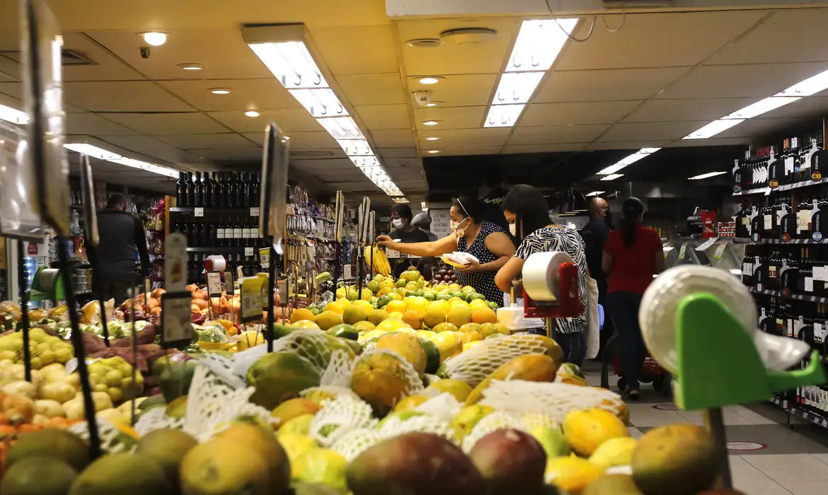 Cesta básica fica mais barata em Natal após quatro meses de alta