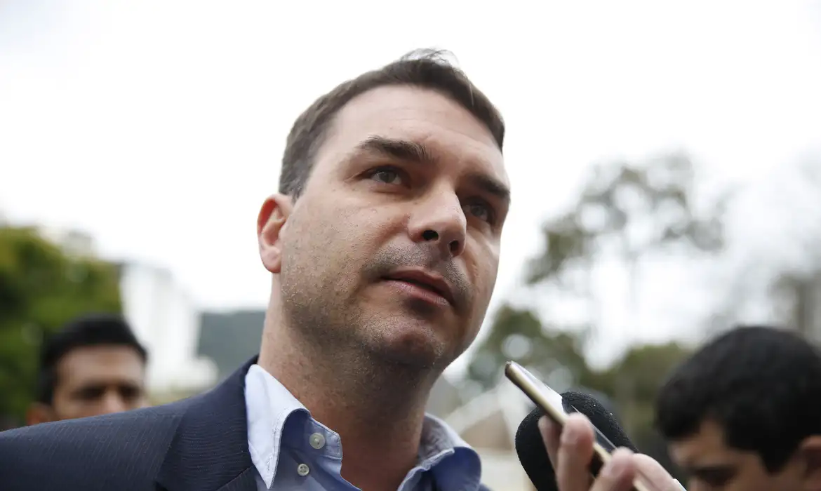 Flávio Bolsonaro ironiza operação: 
