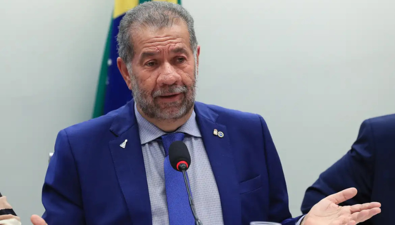 Carlos Lupi pede o boné para amenizar escândalo da Previdência no Governo Lula