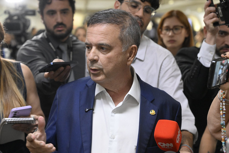 Oposição tenta adiar votação do fim da escala 6x1 para depois do segundo turno