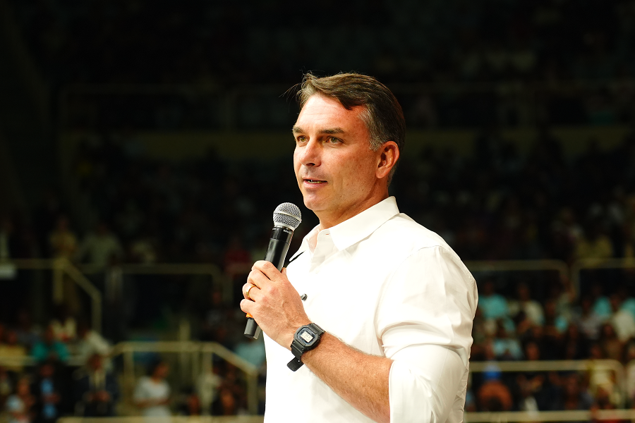 Flávio Bolsonaro anuncia voto à favor do fim da escala 6×1