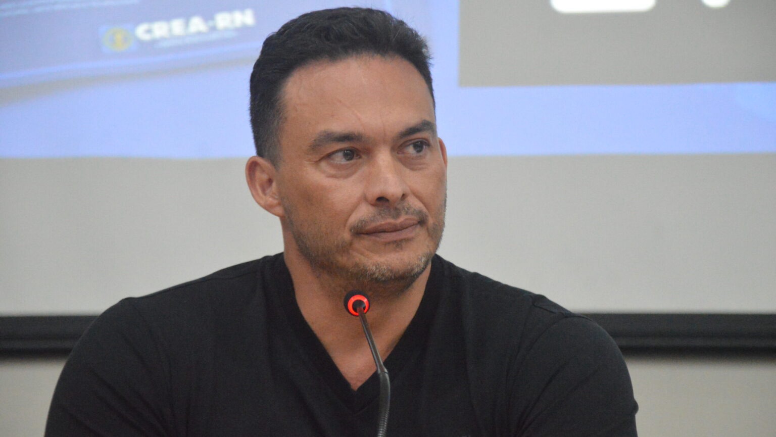 TRE manda retirar vídeos contra Styvenson Valentim sobre escala 6x1