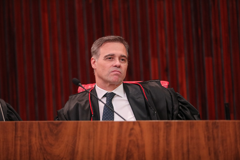 TSE mantém remoção de posts que ligam Flávio Bolsonaro a fake news sobre santa